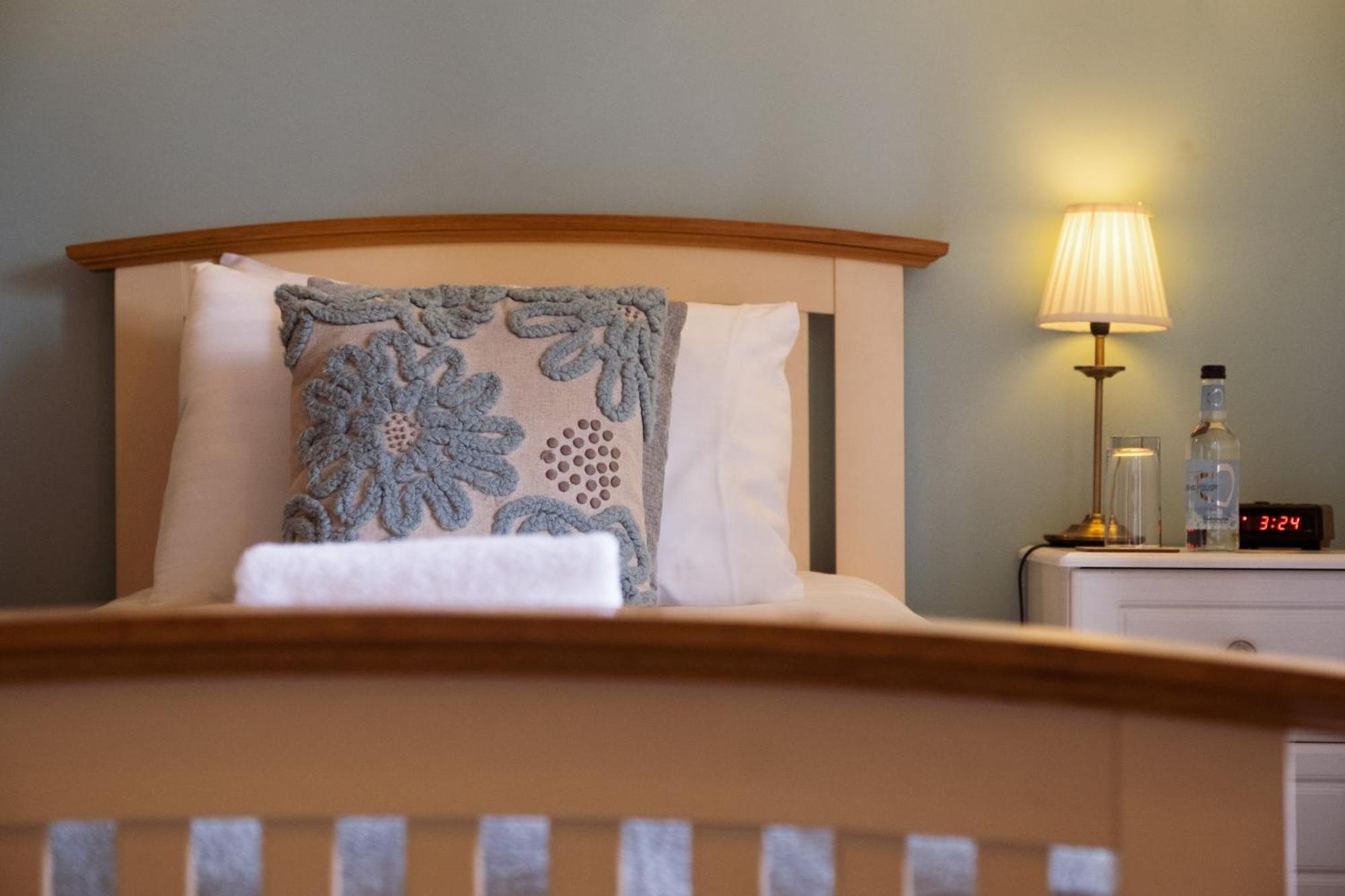 Kings Arms Hotel Абергавенни Номер фото